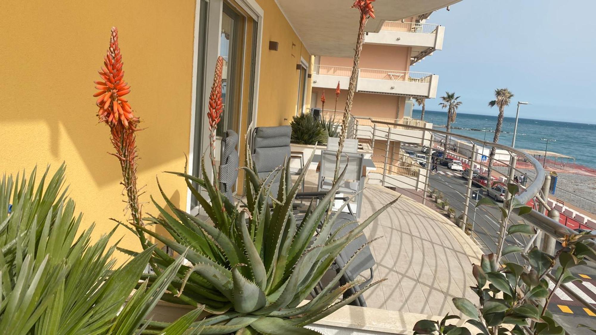 Appartamento Mare Blu Ventimiglia Esterno foto